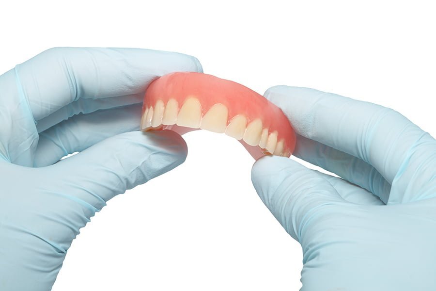 Inspección Prevalecer Pacífico Cómo pegar tu prótesis dental para que no se mueva - Enbata Dental
